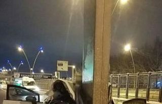 Otomobil yön levhasının direğine çarptı: 4 yaralı