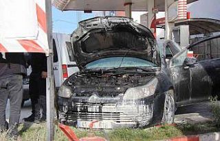 Otomobilde çıkan yangın vatandaşlar tarafından...