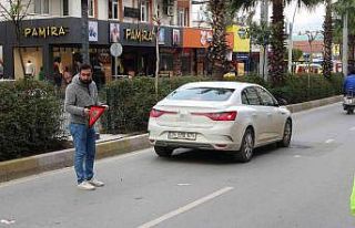 Otomobile arkadan çarpan motosikletli kurye ölümden...