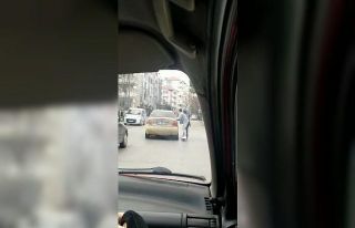 Otomobile tutunan kaykaylı genç az daha canından...