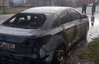 Otomobilin alev alev yandığı anlar kamerada