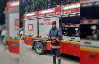 Otomobilin altına giren yılanı itfaiye çıkardı