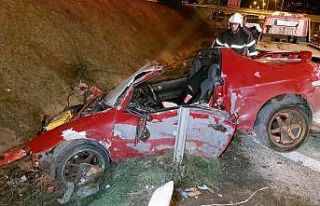 Otomobiliyle bariyere çarpan sağlık memuru ölümden...