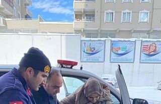 Otoyolda kalanlara kumanya dağıtıldı