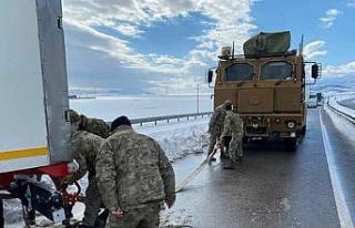 Otoyolda mahsur kalanlar için havadan karadan kurtarma...