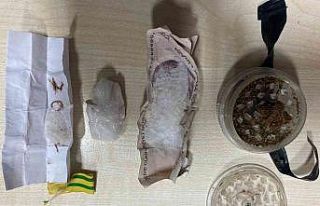 Otoyolda uyuşturucu baskını: Dikiz ayna üstündeki...