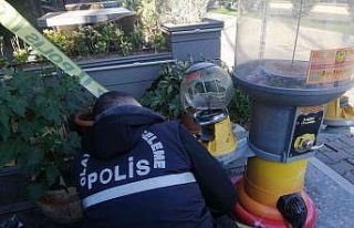 Oyuncak makinasını kırıp bozuk paraları çaldılar