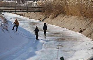 (ÖZEL) Buz tutan sulama kanalında çocukların tehlikeli...