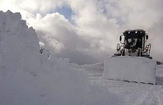 Özel idare ekiplerinin karlı yollardaki mücadeleleri...