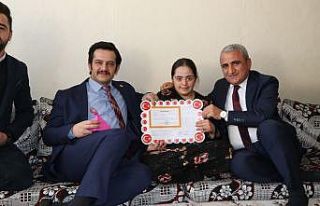 Özel öğrenciye evde karne sürprizi