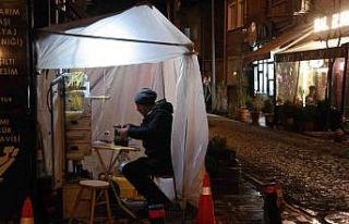 (ÖZEL) Soğuktan korunmak için sokakta kurduğu...