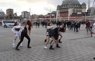 (ÖZEL)Taksim Meydan’da gençlerin dans gösterisi...