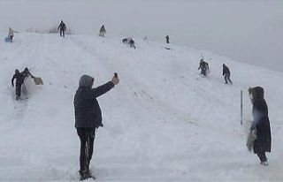 (ÖZEL) Yamacı doğal kayak pisti yaptılar