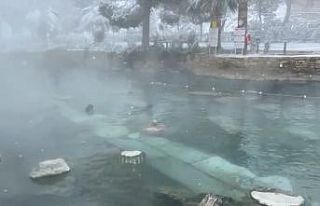 Pamukkale’de 30 santimetre karda yüzme keyfi
