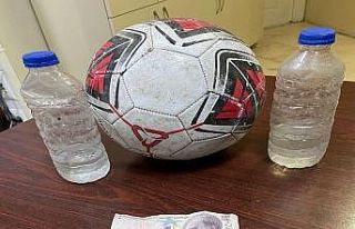 Parkta pet şişeler ve futbol topuyla kumar oynarken...