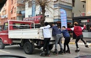 Patenli gençlerin müzik eşliğinde ölümle dansı