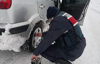 Patlayan araç lastiğini jandarma tamir etti