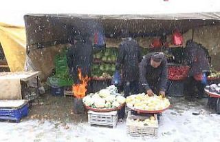 Pazarcı esnafının dondurucu soğukta zorlu ekmek...