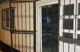 Pendik’te park halindeki polis aracı alev alev...