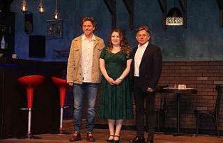 “Peynirli Yumurta” isimli tiyatro oyunu seyirciyle...