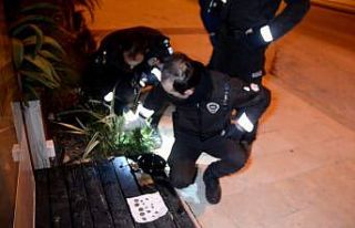 Polis, alkollü şüphelinin attığı 14 sikkeyi...