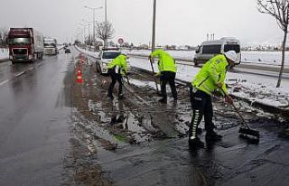 Polis ekipleri kazaların önüne geçmek için kolları...
