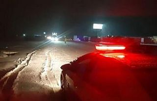 Polis olumsuz hava koşullarında da 24 saat görevine...