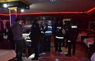Polis yaptığı baskında çok sayıda kaçak içki...