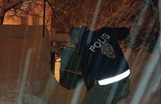 Polis, yaşlı çiftin ihtiyaçlarını karşılayarak...