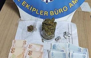 Polisi görünce uyuşturucu dolu kavanozu dışarı...