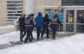 Polisi karşılarında görünce ellerindeki televizyonu...