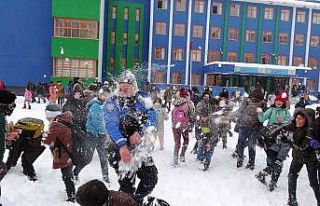 Polislerle öğrencilerin kar topu savaşı