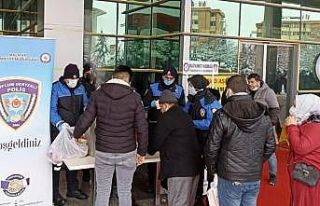 Polisten hasta yakınlarına sıcak çorba