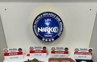 Polisten kaçan otomobilden yüklü miktarda uyuşturucu...