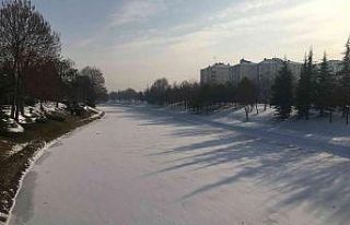 Porsuk Çayı beyaz örtüyle kaplandı