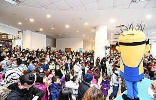 Pursaklar mutlulukla gülümseyen çocuklarla dolu