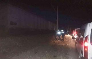 Rayların üzerine park edilen otomobile yük treni...