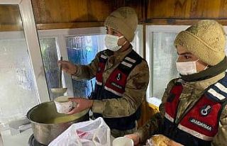 Refahiye jandarmadan kar nedeniyle yolda bekleyenlere...