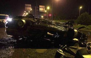 Refüje çarpan otomobil sürücüsü hayatını kaybetti