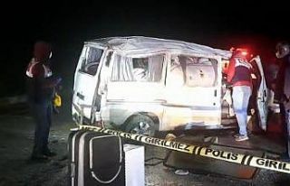 Refüje çarparak takla atan minibüs karşı şeride...