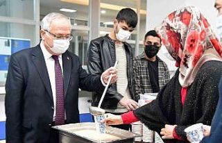 Rektör Ak, sınav öncesi öğrencilerle biraraya...