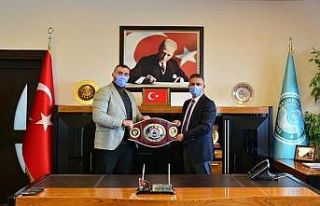 Rektör İlter Kuş’tan şampiyon boksör Demirezen’e...