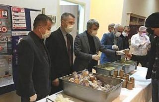Rektör Uysal’dan öğrencilere çorba ikramı