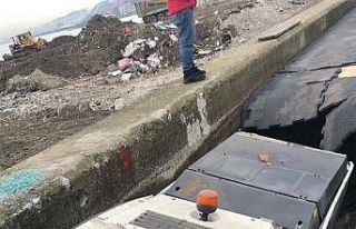 Rize’de deniz dolgusundaki beton yarılınca araç...