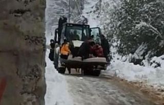Rize’de kardan kapanan yolu açmaya çalışan iş...
