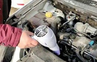 Saç kurutma makinesiyle donan aracını ısıttı