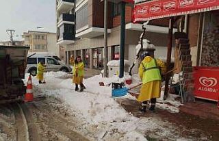 Safranbolu Belediyesi buzlanmaya karşı çalışmalarını...