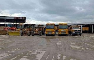 Safranbolu Belediyesi ekipleri kar yağışın karşı...