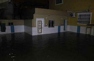 Sağanak yağış nedeniyle evi su bastı, itfaiye...