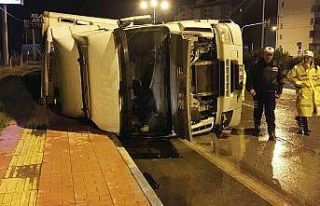 Sağanak yağışta kontrolden çıkan tır devrildi:...